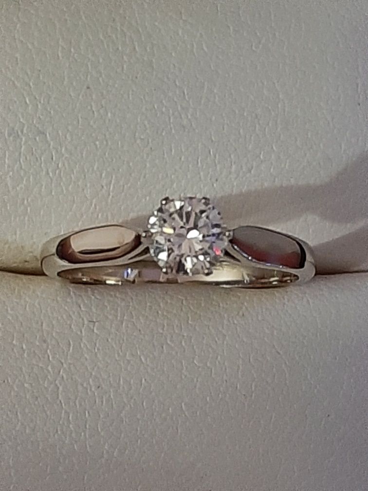 Золотое кольцо с бриллиантом 0.56 карат.