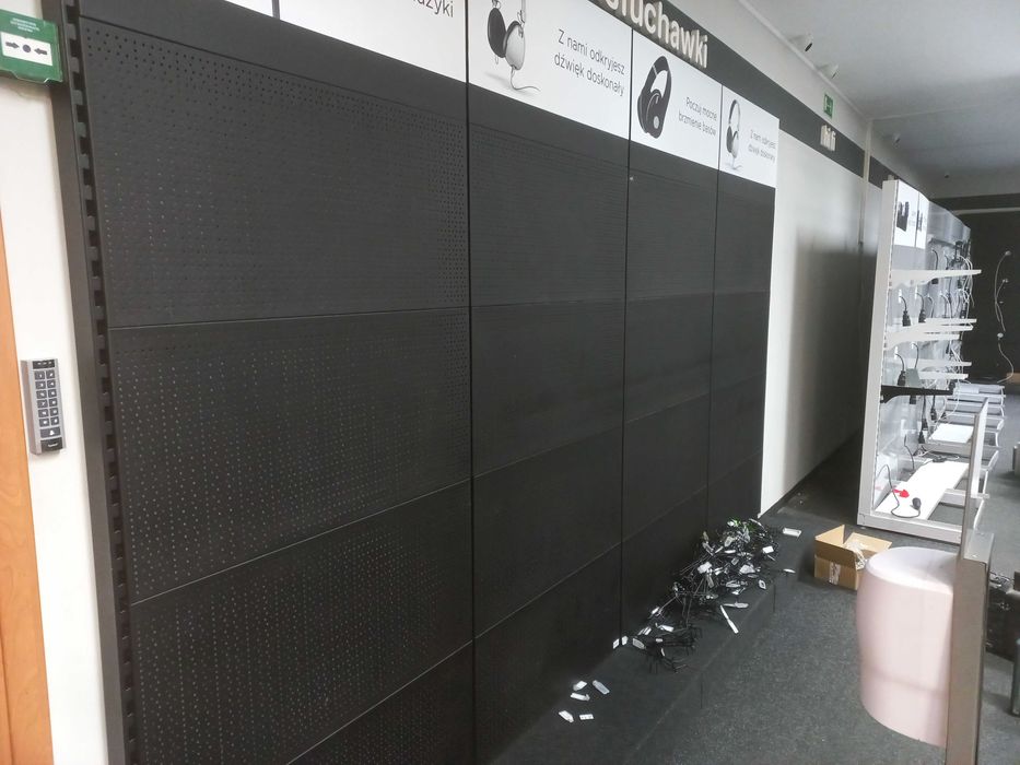 regały przyścienne metalowe modułowe sklepowe czarne