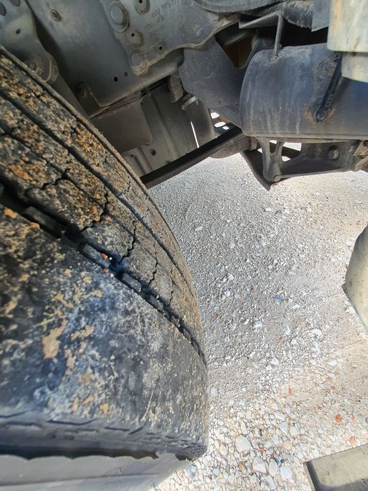 Camião Daf com reboque frigorífico.