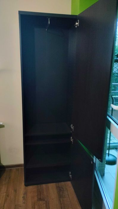 Szafa z półkami i wieszakiem czarna