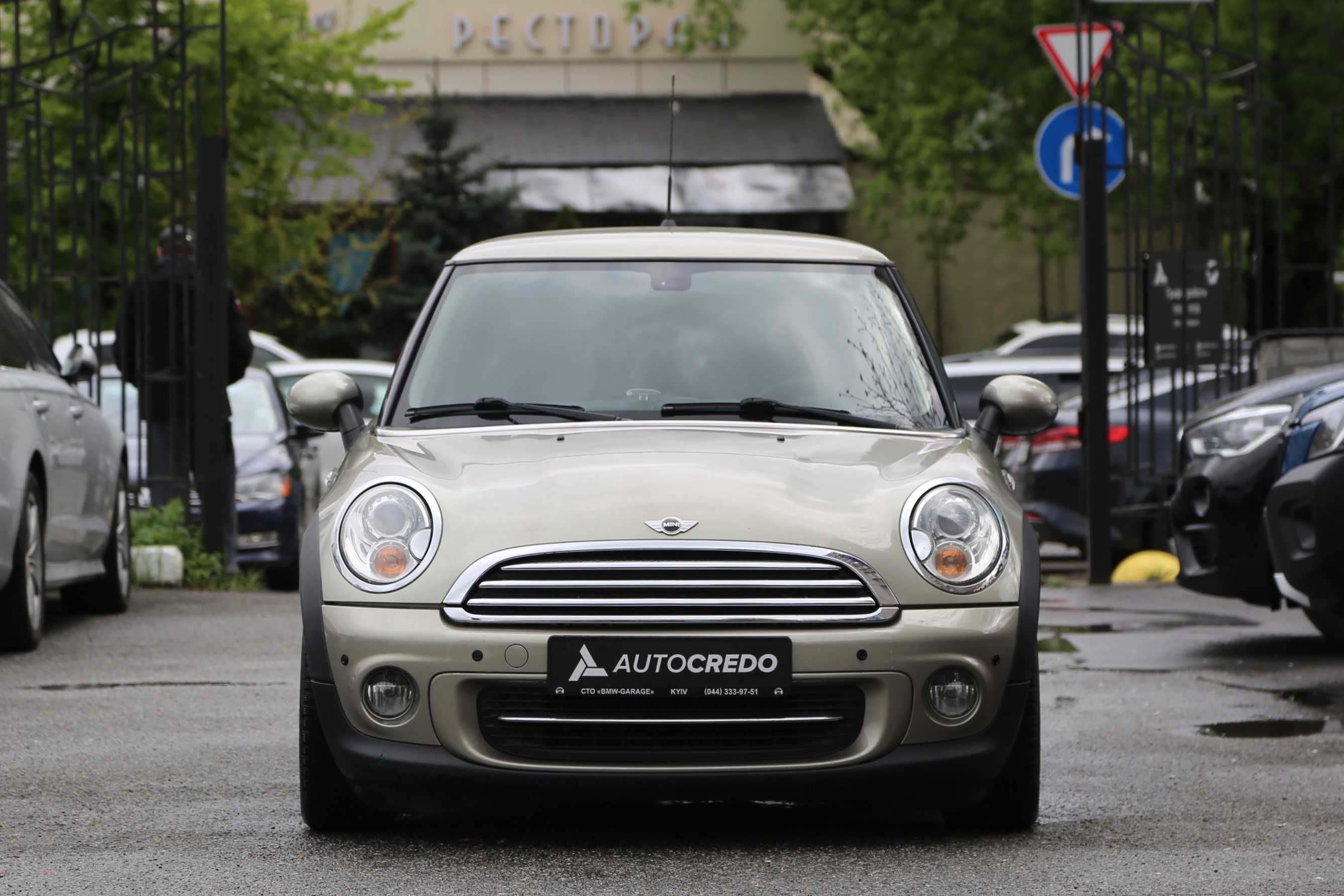 Офіційний MINI Cooper 2010 року