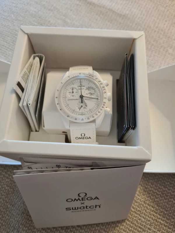 SO33W700 Omega x Swatch - Snoopy Edycja Specjalna Moonphase