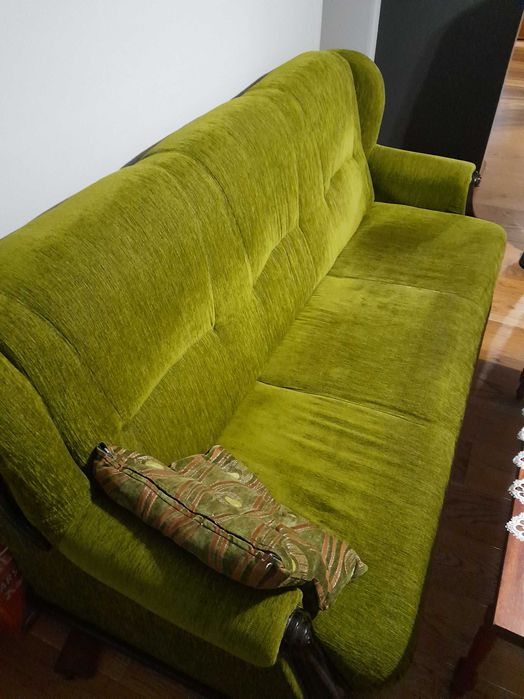 Oddam komplet mebli: tapczan, dwa fotele oraz dwie pufy.