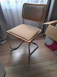 Krzeslo z elementami drewnianymi