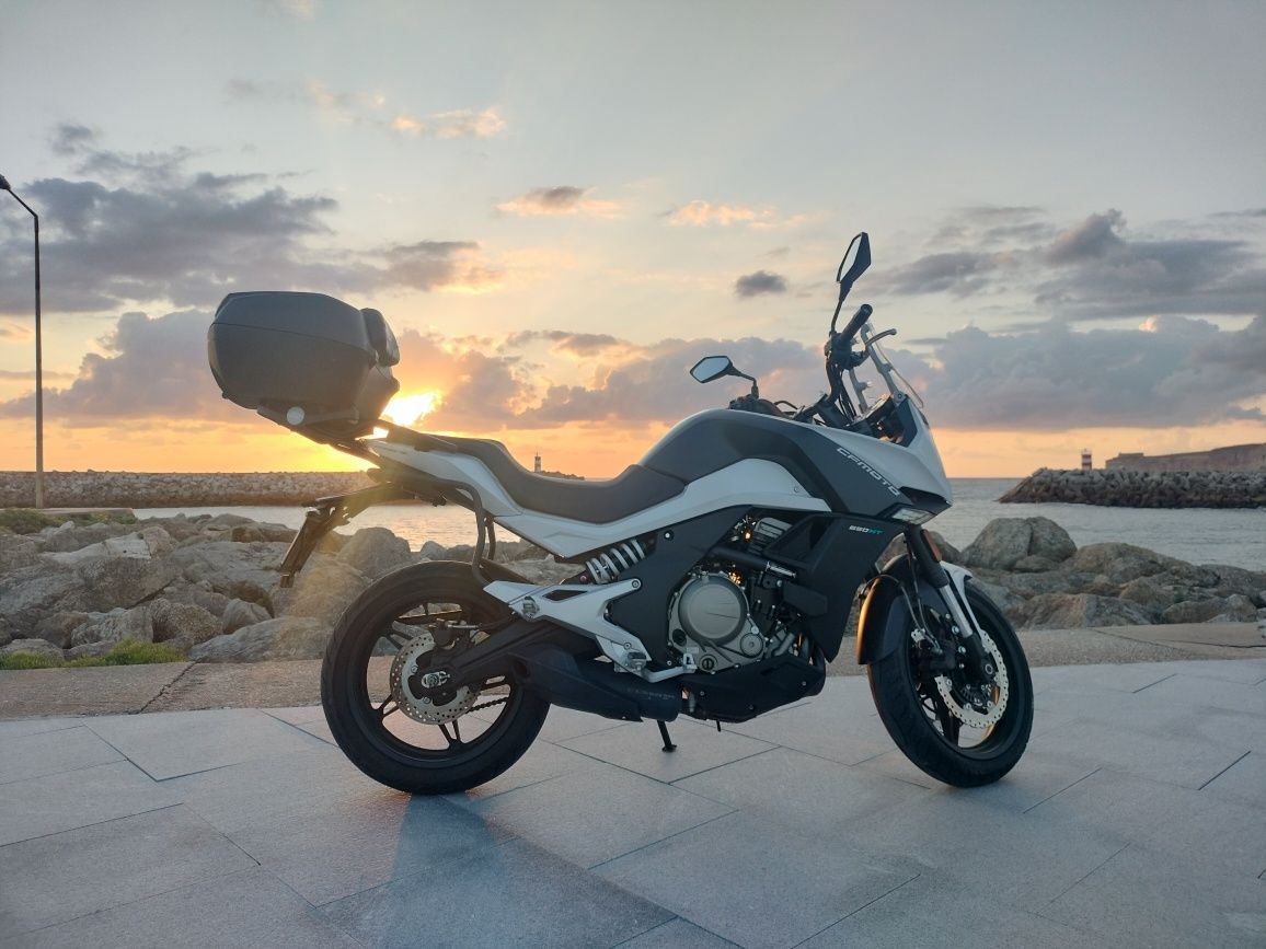 Vendo CFMOTO 650MT impecável.
