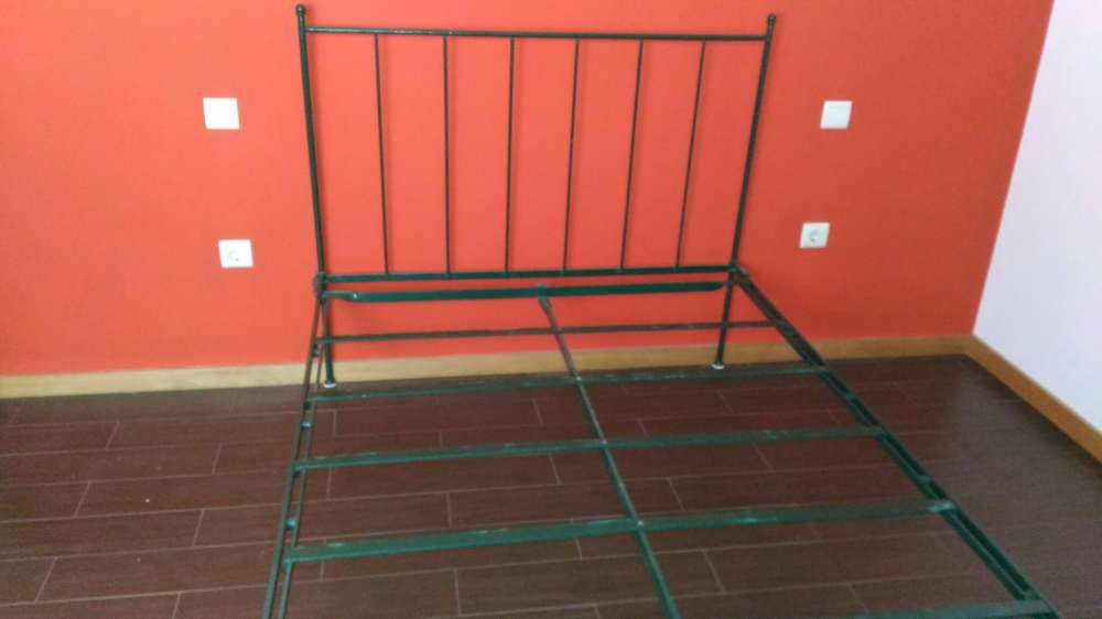 Cama de ferro maciço com mais de 150 anos
