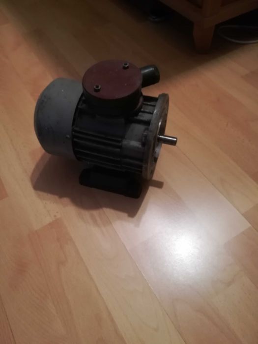 silnik 0,5 KW  220/380  3000 obr/min.