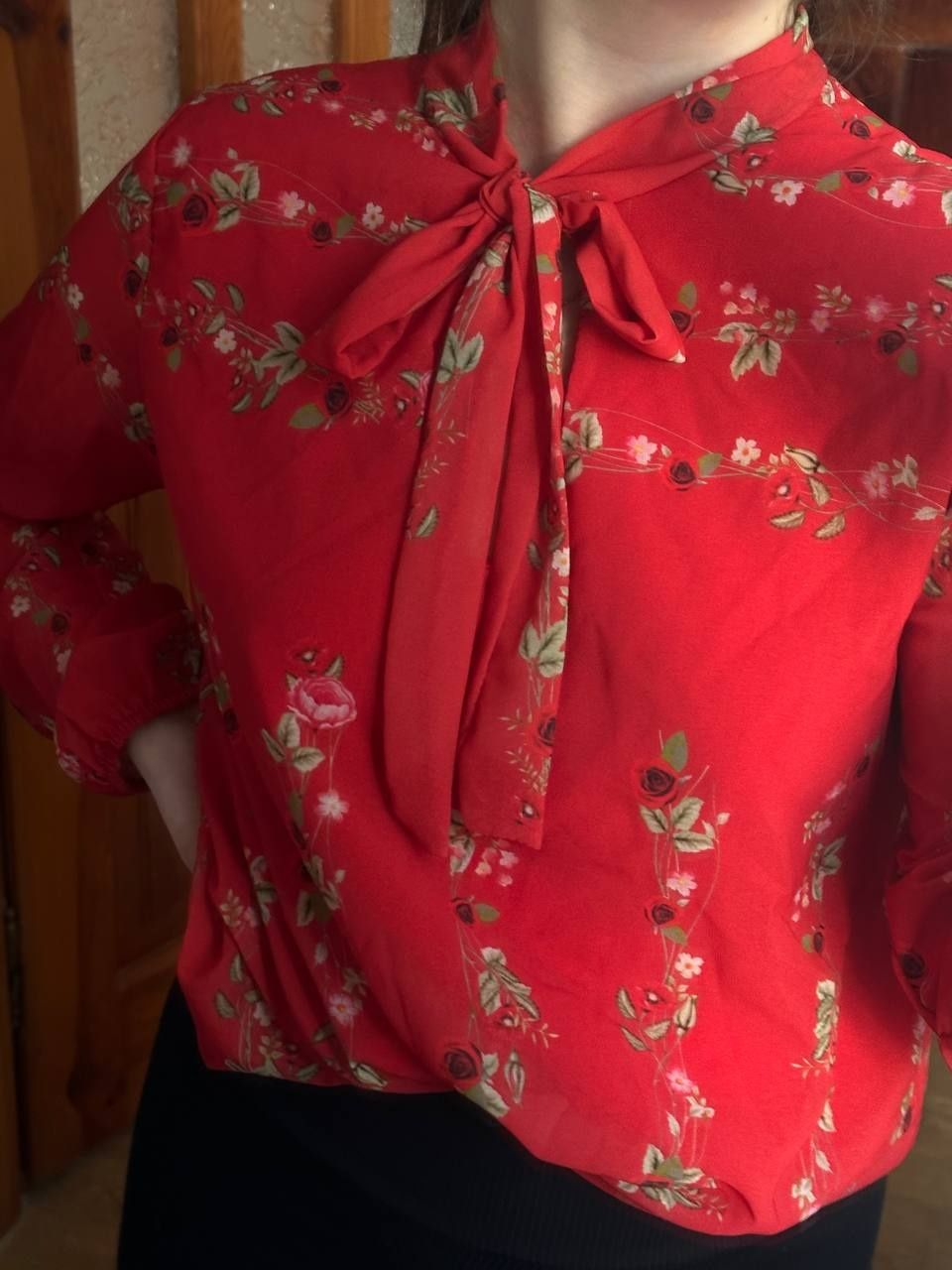 Червона блуза з квітами