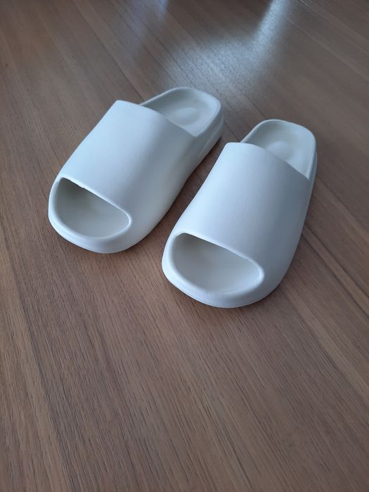 Klapki podobne do yezzy beżowe