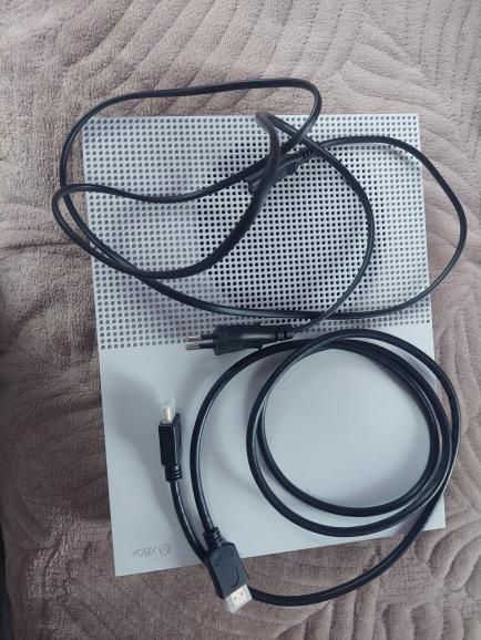 Продаєть Xbox one S