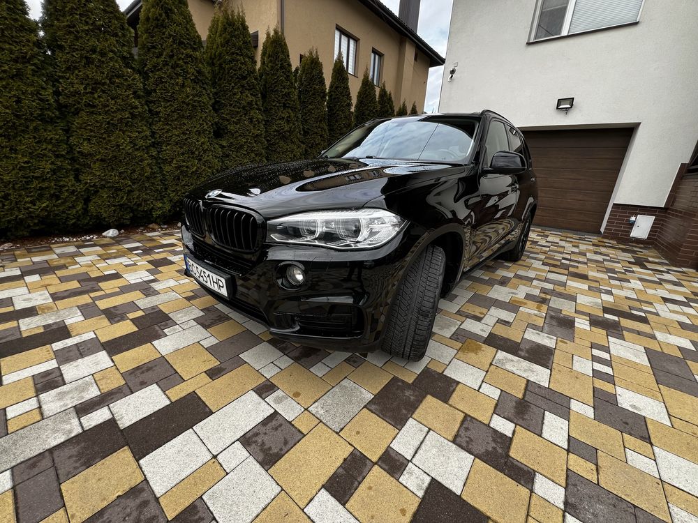 BMW X5 F15 чорного кольору