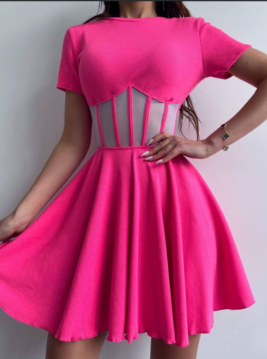 Яскрава рожева сукня