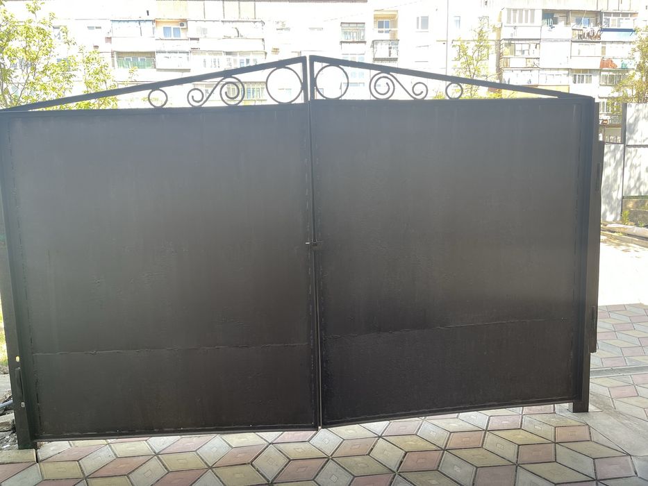 Продам ворота зі стовпами і маленька хвіртка