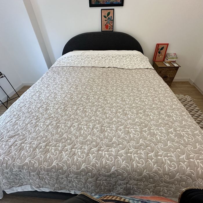 Cabeceira de cama e estrado de cama com arrumacao