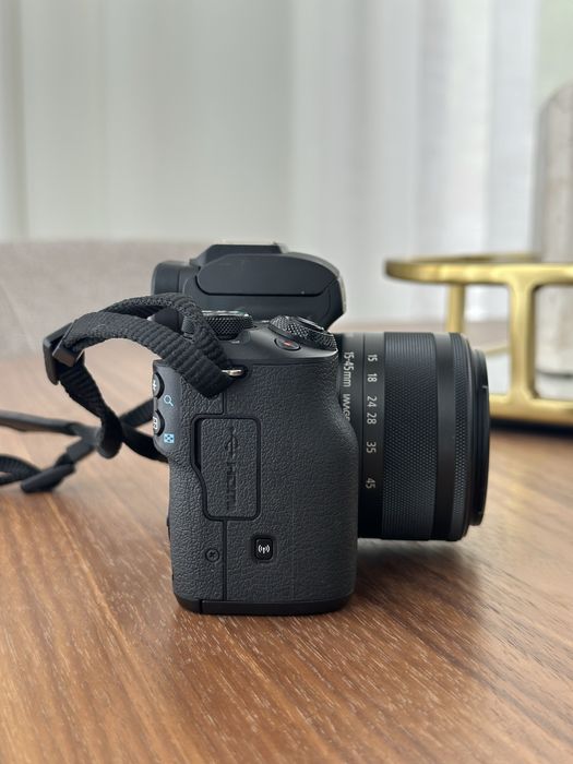 - Canon EOS M50