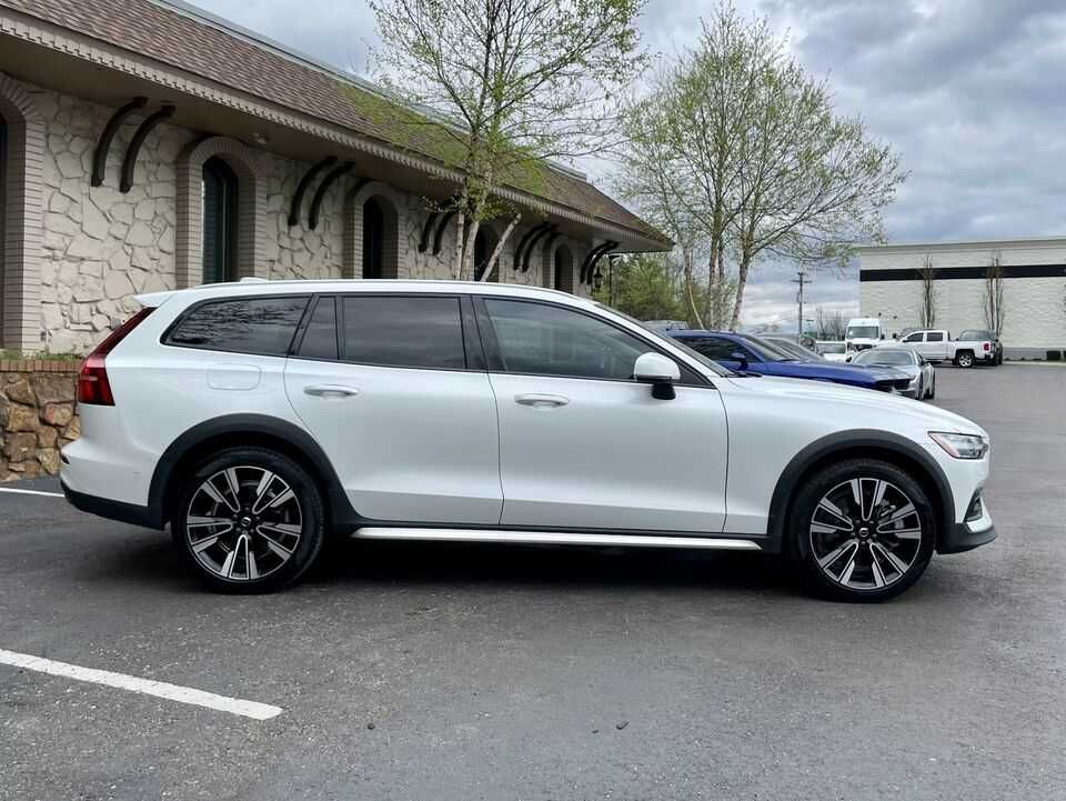 2023 Volvo V60 Cross Country B5 AWD ULTIMA