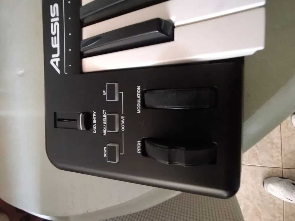 Teclado MIDI Alesis Q49