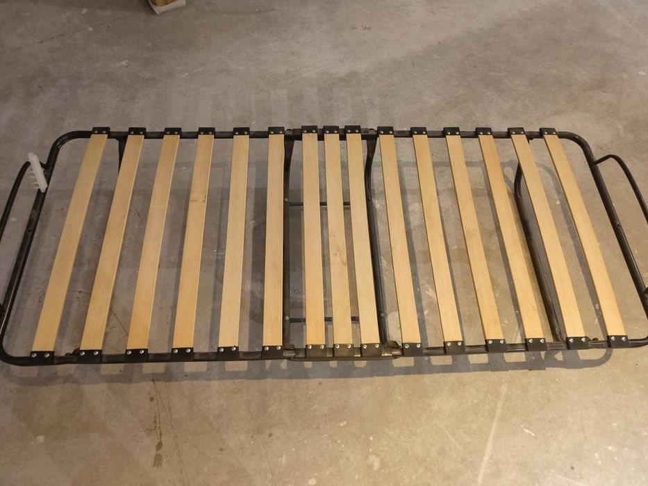 Łóżko polowe z materacem