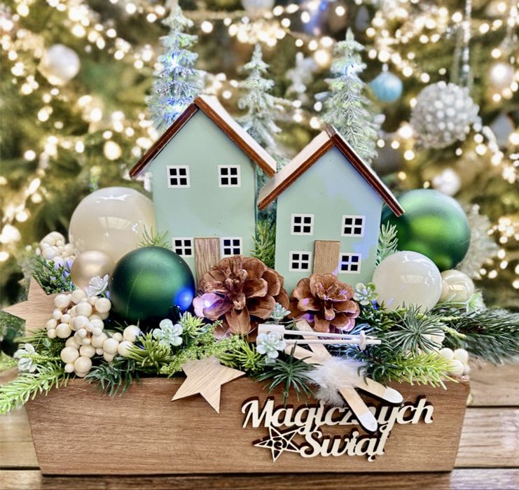 Stroik świąteczny z domkami oświetlany odcienie zieleni