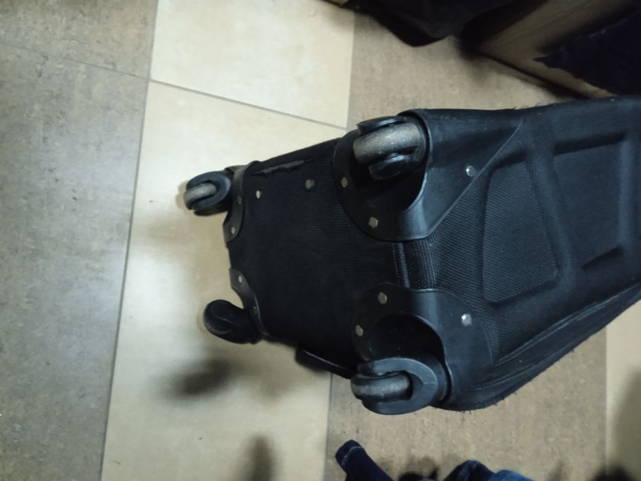 Продам чемодан на 4 колесах,фабричного касества