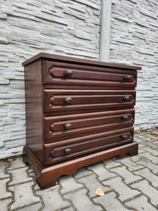 Zgrabna komoda dębowa. .