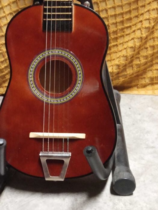 Guitarra Galanti de 6 cordas, em bom estado