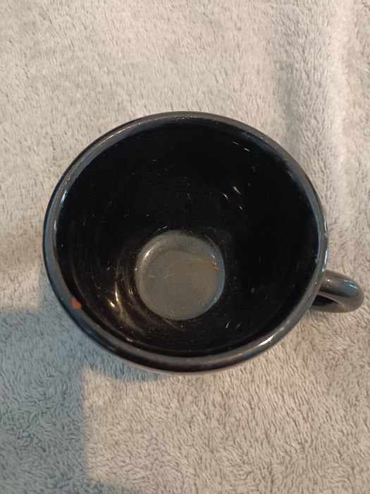 Elegancki czarny serwis kawowy