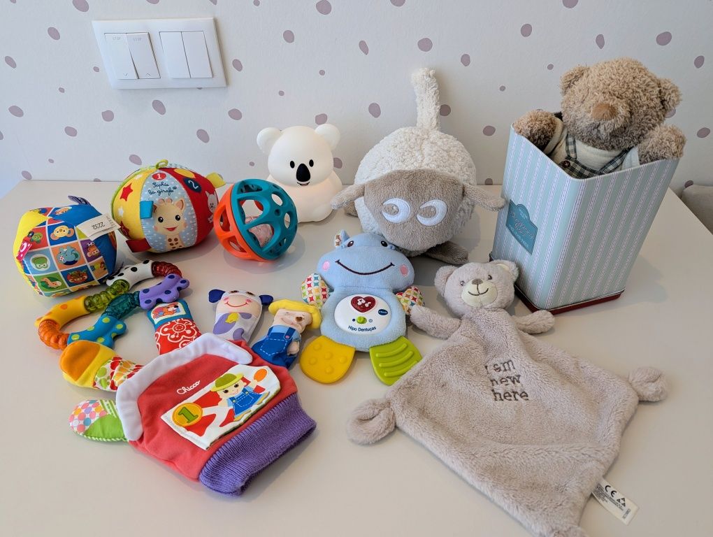 Lote de brinquedos e acessórios para bebé – com luminária, mordedores