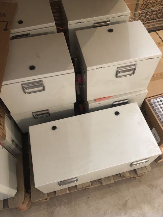 Корпуси під акумулятори  металеві з  ручками і клемами 400а