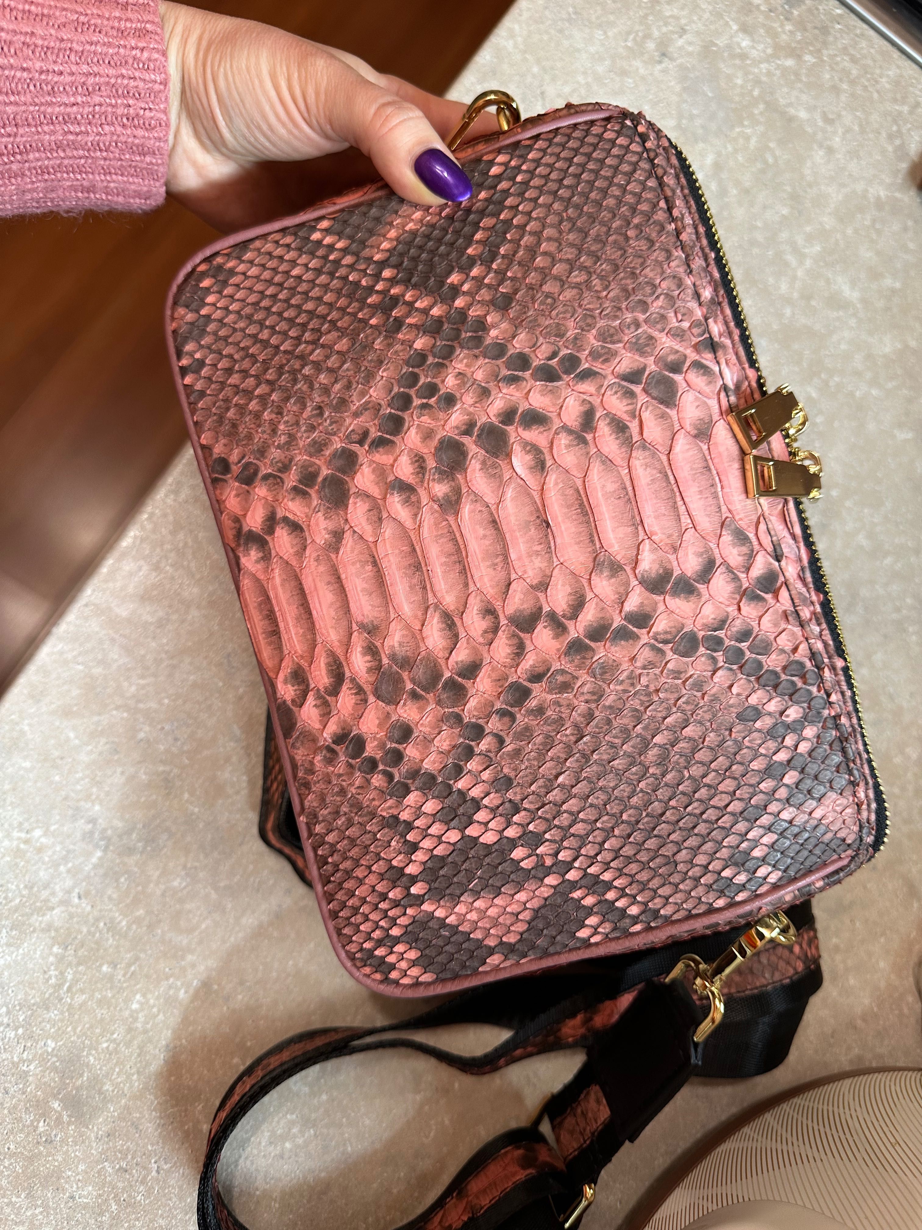 Жіноча сумка кросбоді натуральна шкіра пітона пудрова рожева Тайланд