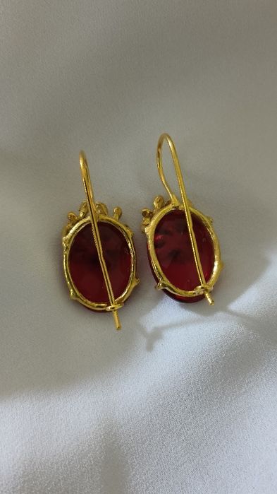 Brincos em prata dourada com pedra vermelha