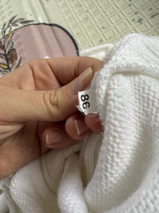 Biały rozpinany sweterek