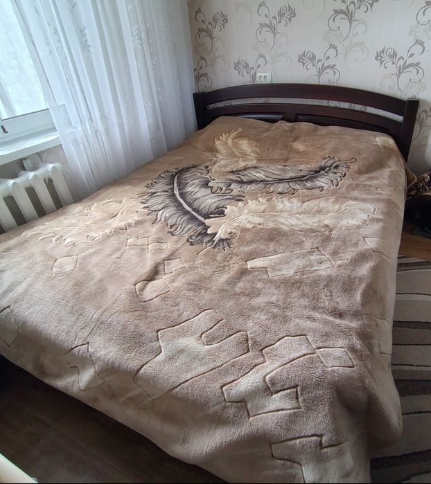 Двоспальне дерев'яне ліжко