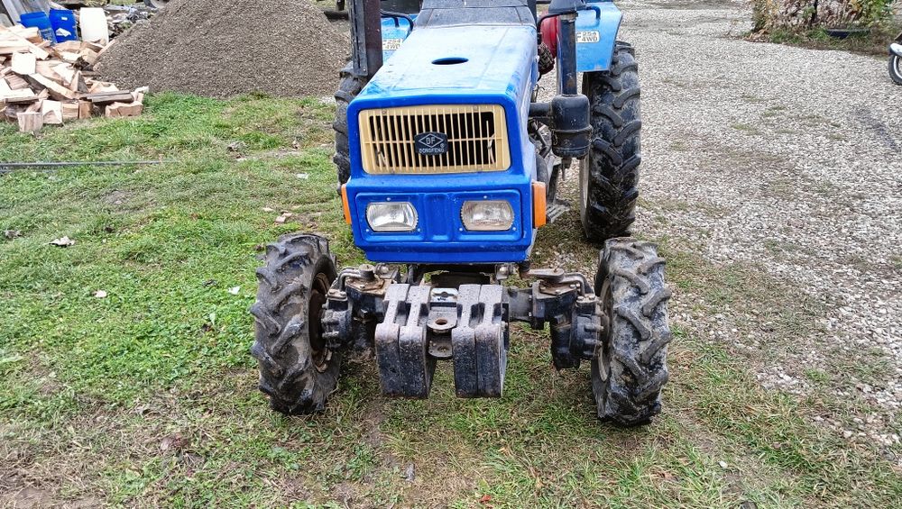 Трактор колісний