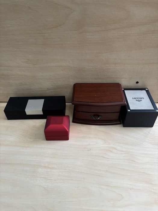 Пусті коробки для часів та прикрас