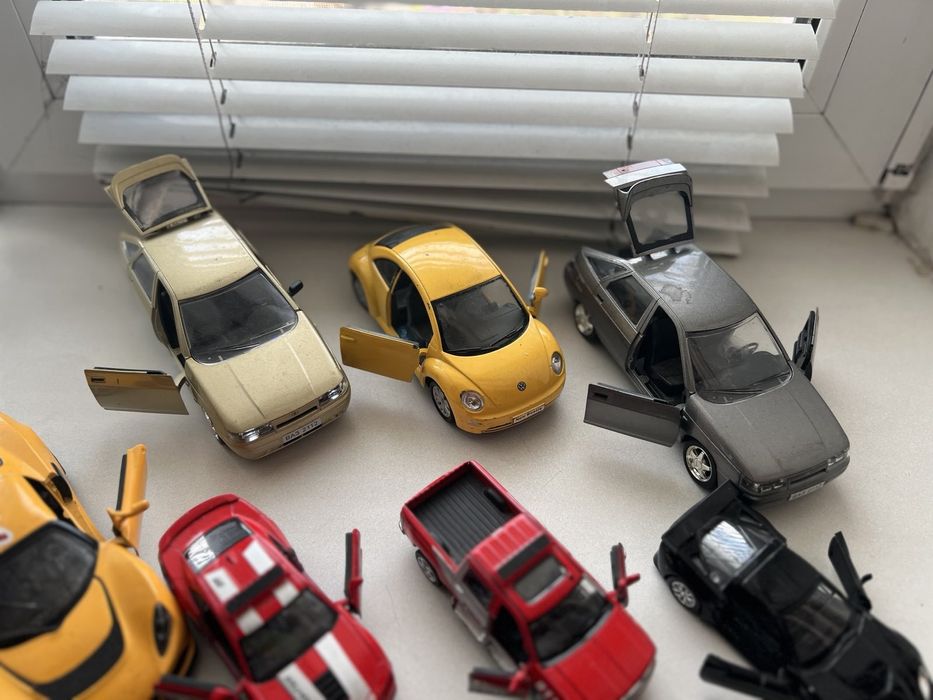 Машинки іграшкові по 100 грн. кожна