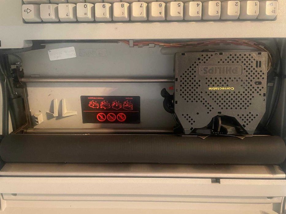 Máquina de escrever Philips elétrica.