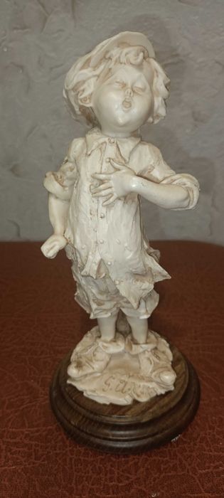 Статуэтка поющий мальчишка ссср