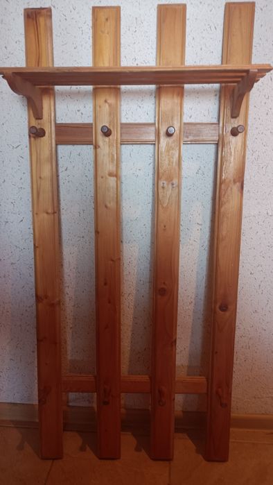 Wieszak drewniany mną ubrania do przedpokoju