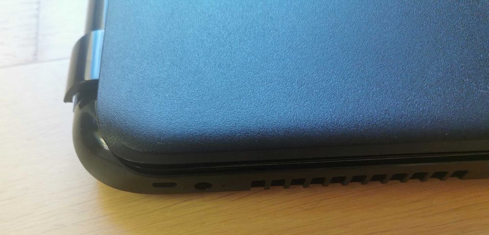 Notebook HP 250 G3 Core i3 4005U - wyłamany zawias, uszk bateria