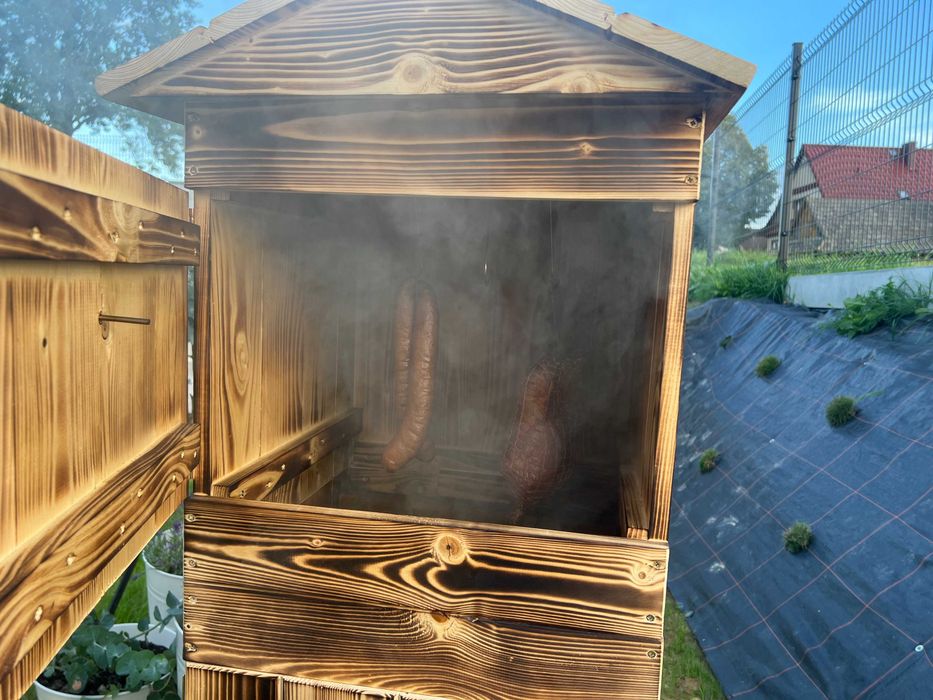 drewniana wędzarnia ogrodowa