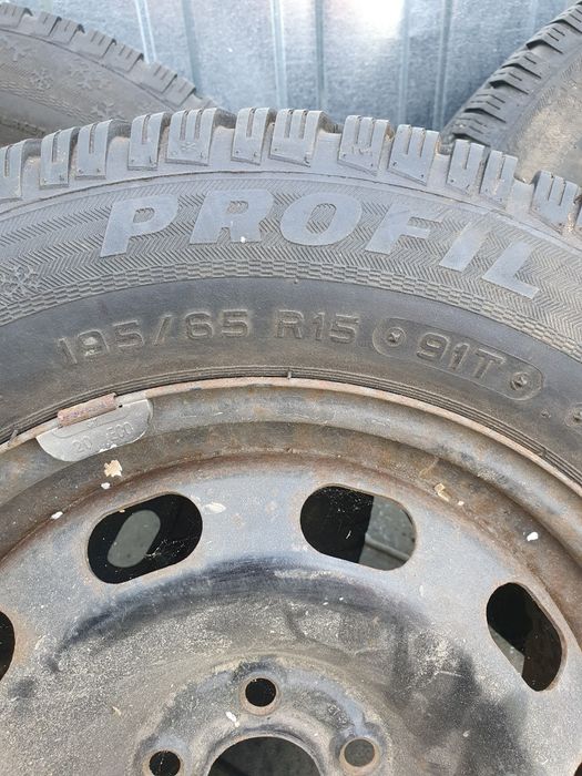 Opony zimowe z felgami stalowymi 4 szt 195/65 R15 VW Seat Skoda