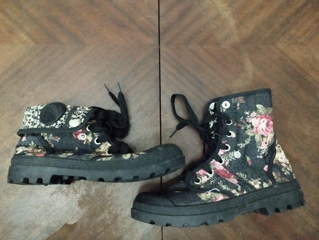 Botas de criança  pretas com flores