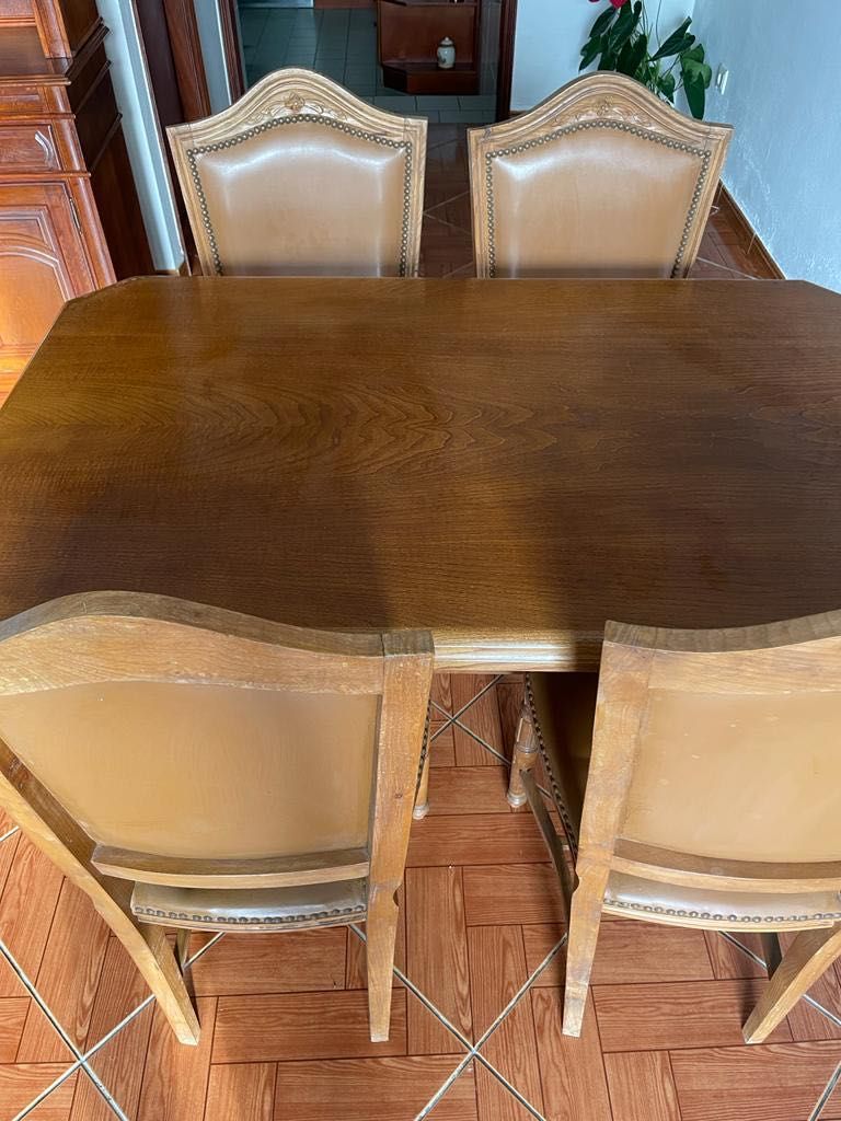 Conjunto de mesa com cadeiras
