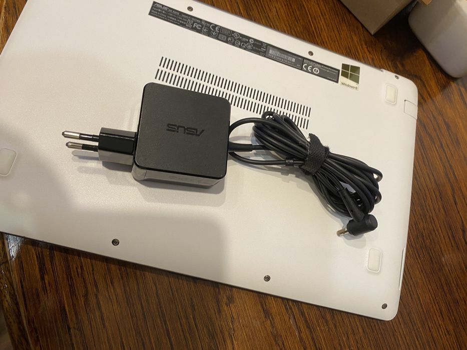 Asus X201E laptop mały