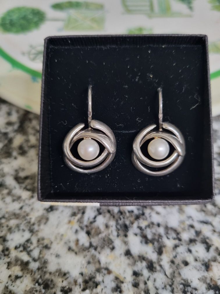 Brincos de prata com pérolas