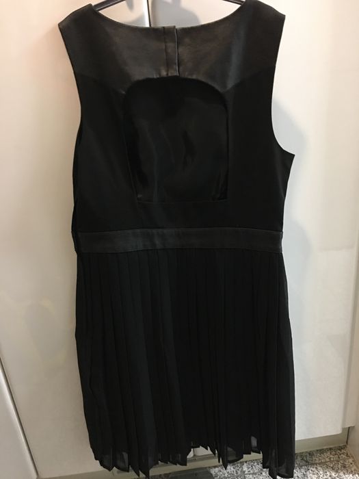 Vestido preto com plissado e costas abertas