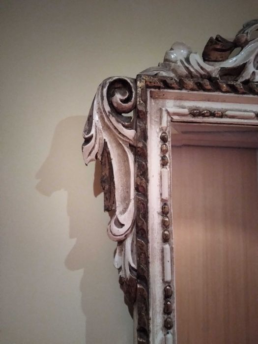 Espelho antigo lindo e sobrio. Estilo anos 70