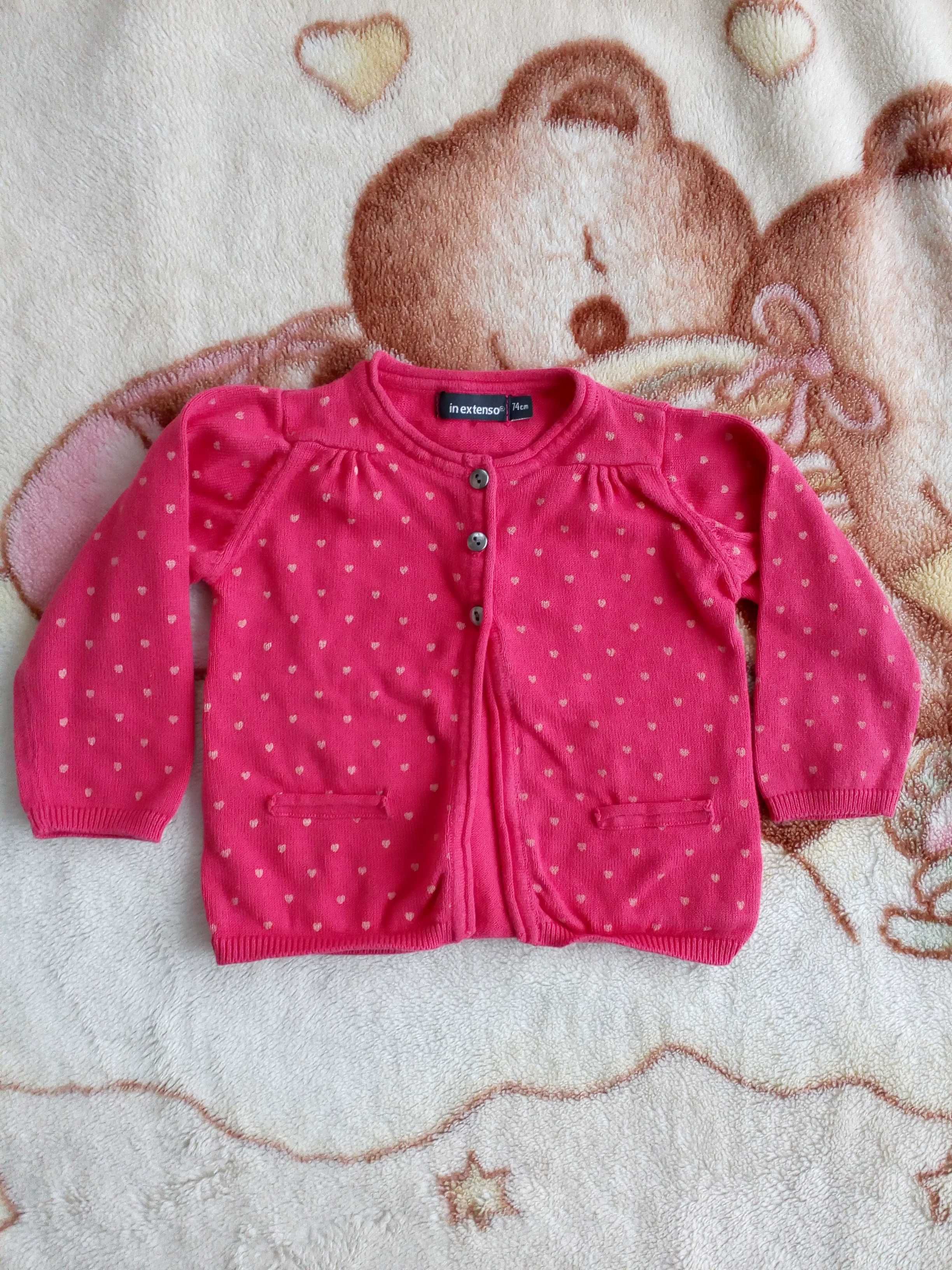 Różowy zapinany sweter sweterek w serca serduszka 74 jak nowy