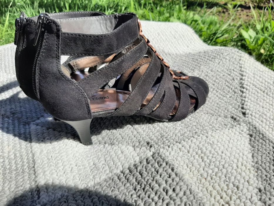 Босоніжки під замш на маленькому каблуці